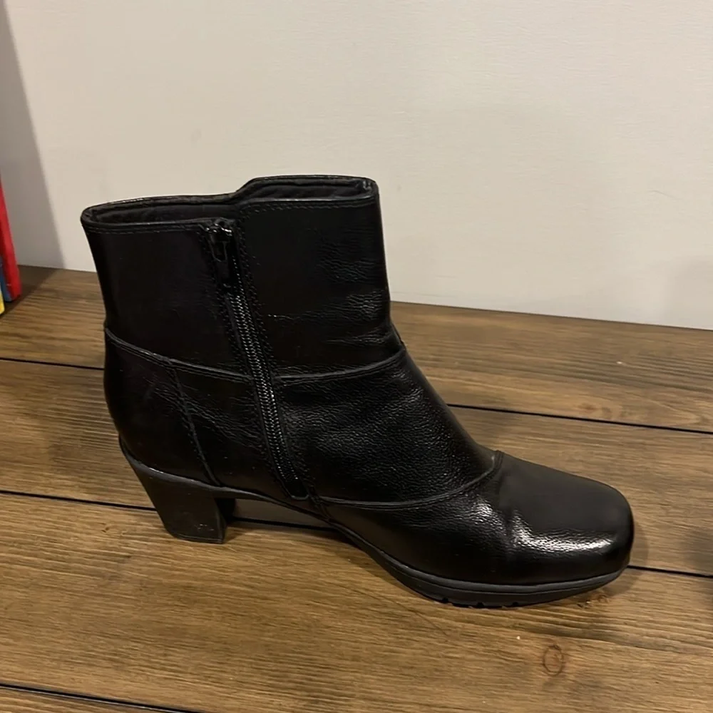 Clark’s black leather 2.5” heeled booties size 9M